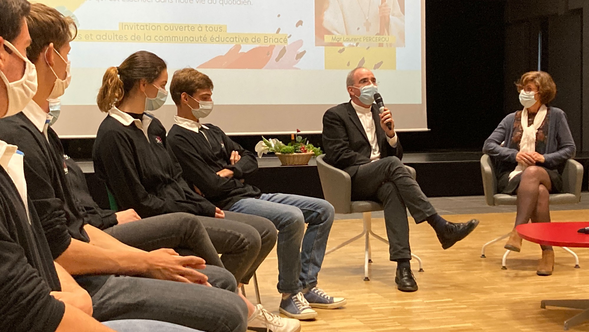 Notre évêque, Mgr Percerou rencontre des jeunes lycéens de Briacé